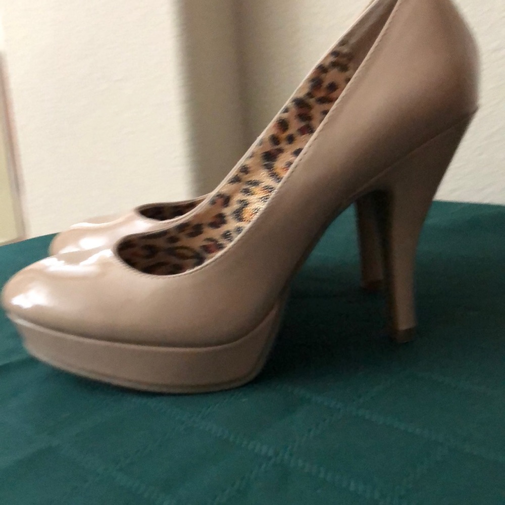 Hardly worn u- listed nude platform heels